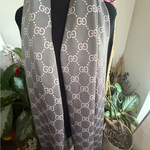 Gucci  Logo Patterned Shawl. - Picture 11 of 16
